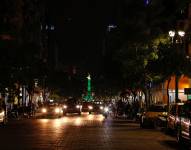 Imagen del jueves 27 de marzo. Unas pocas luces alumbran la avenida 9 de Octubre. En el fondo, la Columna a los Próceres está encendida.