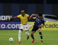 Jugadores de ambos clubes disputando el balón.