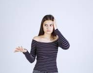 Imagen referencial. Mujer intentando recordar.