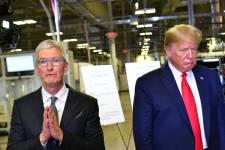 El presidente de Estados Unidos, Donald Trump (derecha), y el director ejecutivo de Apple, Tim Cook, hablan con la prensa durante una visita a la planta de fabricación de computadoras de Flextronics, donde se ensamblan los Mac Pro de Apple, en Austin, Texas, el 20 de noviembre de 2019.