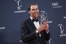 El extenista español Rafael Nadal posa con su galardón icono del deporte durante la ceremonia de entrega de los Premios Laureus que se celebra hoy lunes en Madrid.