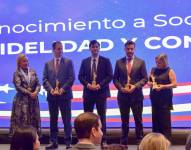 Luis Alvarado Jiménez (centro), jefe de Producto Digital de Ecuavisa, recibió los premios de la Amcham.