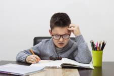Foto referencial de un niño que no se puede concentrar al hacer sus tareas