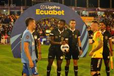 Franklin Congo junto a capitanes de Macará y Barcelona SC.