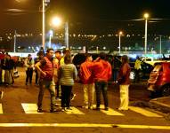 Los aficionados de El Nacional afuera del estadio La Cocha por amenaza de bomba