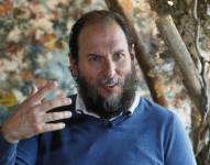 Archivo. El actor colombiano Andrés Parra habla durante una entrevista.