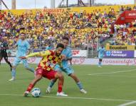 Jeison Medina disputa el balón contra un jugador de Universidad Católica
