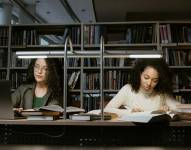 Imagen referencial para graficar a mujeres estudiantes.