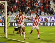 Jugadores del Técnico Universitario celebran un gol ante Deportivo Cuenca por la fecha nueve de Liga Pro