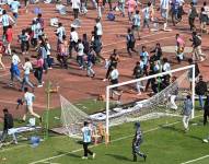 El personal de seguridad intenta controlar a la multitud mientras el futbolista argentino Lionel Messi se retira del Estadio Salt Lake durante su GOAT Tour en Calcuta, el 13 de diciembre de 2025.