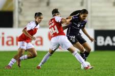 La delantera de Dragonas IDV, Cecil Aldana, disputa el balón con las jugadoras de Independiente Santa Fe por la Copa Libertadores Femenina