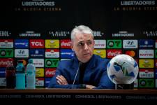 El director técnico de Liga de Quito, Tiago Nunes, en la rueda de prensa contra Palmeiras
