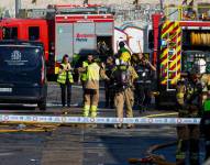 Los bomberos durante los trabajos de extinción del incendio en la discoteca Teatre de la ciudad española de Murcia.