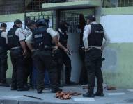 Foto del 27 de enero de 2024, de policías participando en un operativo en Portete, suroeste de Guayaquil.