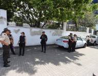 Un grupo de policías custodia los exteriores de la Embajada de México en Quito.