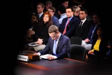 El fundador y director ejecutivo de Facebook, Mark Zuckerberg, testifica durante una audiencia conjunta del Comité de Comercio, Ciencia y Transporte del Senado y el Comité Judicial del Senado sobre Facebook, en el Capitolio en Washington D. C., el 10 de abril de 2018.