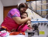 La migrante venezolana María Dorta (i) abrazando a su madre durante una entrevista con EFE, en Lima (Perú).