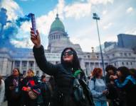 Mujer participa en la marcha 'Ni una menos' frente al Congreso Nacional en Buenos Aires (Argentina).