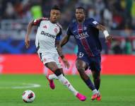 El delantero brasileño del Flamengo, #27 Bruno Henrique (izq.), y el defensor ecuatoriano del París Saint-Germain, #51 Willian Pacho, disputan el balón durante la final de la Copa Intercontinental de la FIFA 2025