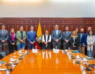 La vicepresidenta María José Pinto (centro) y otros funcionarios se reunieron con el representante de la Unicef en Ecuador, Arturo Romboli (junto a la bandera).