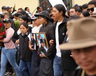 Cotacachi, martes, 30 de septiembre de 2025, familiares y amigos de Luis EfraÃ­n FuÃ©rez Bonilla acompaÃ±aron su fÃ©retro desde la comunidad de Cuicocha hacia el cementerio de la parroquia Quiroga para brindarle el Ãºltimo adiÃ³s. Fotos: SebastiÃ¡n EcheverrÃ­a/API