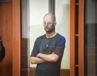 El corresponsal del Wall Street Journal, Evan Gershkovich, dentro de una jaula de cristal