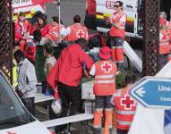 Los migrantes son atendidos en el puerto por un dispositivo sanitario tras la llegada del crucero Insignia