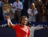 El tenista griego Stefanos Tsitsipas celebra la victoria ante el serbio Dušan Lajović en la semifinal del Torneo Conde de Godó, este sábado en Barcelona.