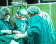 Imagen referencial de doctores realizando una operación.