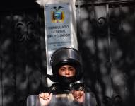 Policías de la Secretaria de Seguridad Pública resguardan la Embajada de Ecuador en México.