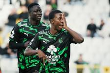 Alan Minda celebra un gol con el Cercle Brugge en el empate ante el Genk por la fecha 11 de la Liga de Bélgica