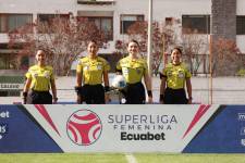 Árbitras del fútbol ecuatoriano en un partido por la Superliga Femenina