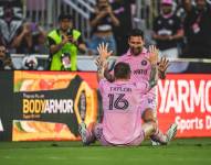 Lionel Messi festeja el gol de Robert Taylor