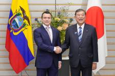 El presidente ecuatoriano, Daniel Noboa (I), Shigeru Ishiba (D), se dan la mano antes de su reunión en la oficina del primer ministro en Tokio, el 28 de agosto de 2025.