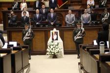 Una ofrenda floral se colocó en la Asamblea en memoria de Mariuxi Sánchez.