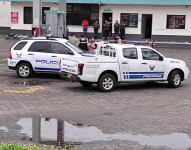 Imagen de un integrante de Medicina Legal recabando información del asesinato de un guía penitenciario en una gasolinera de Lago Agrio, en Guayaquil.