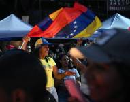 Un partidario del candidato presidencial de la oposición venezolana Edmundo González Urrutia y la líder de la oposición María Corina Machado asisten a una manifestación exigiendo el cierre de los colegios electorales durante las elecciones presidenciales en Caracas el 28 de julio de 2024.