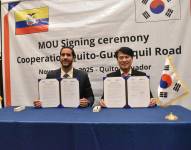 Imagen de Roberto Luque y Chansu Reem, vicepresidente de Desarrollo Internacional de Korea Expressway Corporation (KEC), firmando un memorando de entendimiento para la vía Quito-Guayaquil.