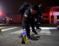 Imagen de archivo de un agente de Criminalística recogiendo restos de bala en una escena del crimen en Manta.