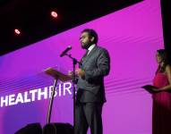 Foto de Édgar Lama, exministro de Salud y expresidente del Consejo Directivo del IESS, durante un evento con Healthbird en Ecuador.