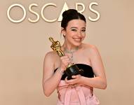 La actriz estadounidense Mikey Madison posa en la sala de prensa con el Oscar a la Mejor Actriz en un Papel Protagónico por Anora durante la 97a edición anual de los Premios Oscar.