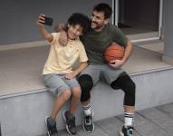 Papá hace deporte con su hijo.
