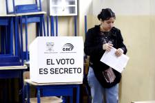 Imagen referencial para graficar a una votante durante las elecciones de agosto 2024.