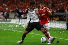 El extremo ecuatoriano de Flamengo, Gonzalo Plata (#50), y el defensor de Internacional, Clayton Sampaio (#20), luchan por el balón durante un partido de la Copa Libertadores.