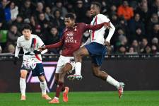 El delantero senegalés del Metz, #30 Habib Diallo (izq.), disputa el balón con el defensor ecuatoriano del Paris Saint-Germain, #51 Willian Pacho, durante el partido de la Ligue 1