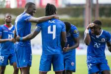 Ricardo Adé celebra un gol con la selección de Haití