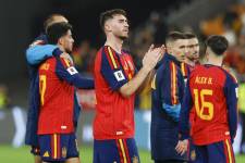 El defensa de la selección española de fútbol, Aymeric Laporte, aplaude a la afición tras el encuentro correspondiente a la fase de clasificación para el Mundial 2026