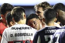 Damián Bobadilla (i), de Sao Paulo, discute con el venezolano Miguel Navarro (c), de Talleres.