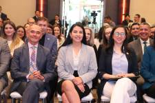 La ministra de Finanzas, Sariha Moya, celebró el nuevo índice de riesgo país.