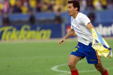 El jugador ecuatoriano Iván Kaviedes festeja el primer gol de Ecuador contra Uruguay, en Quito, el 07 de noviembre de 2001